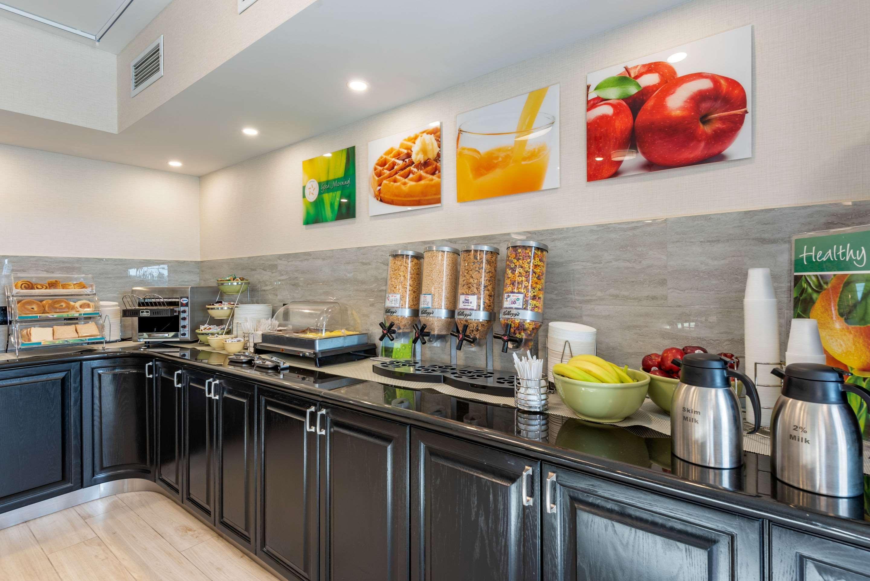 Quality Inn & Suites Oakville Zewnętrze zdjęcie