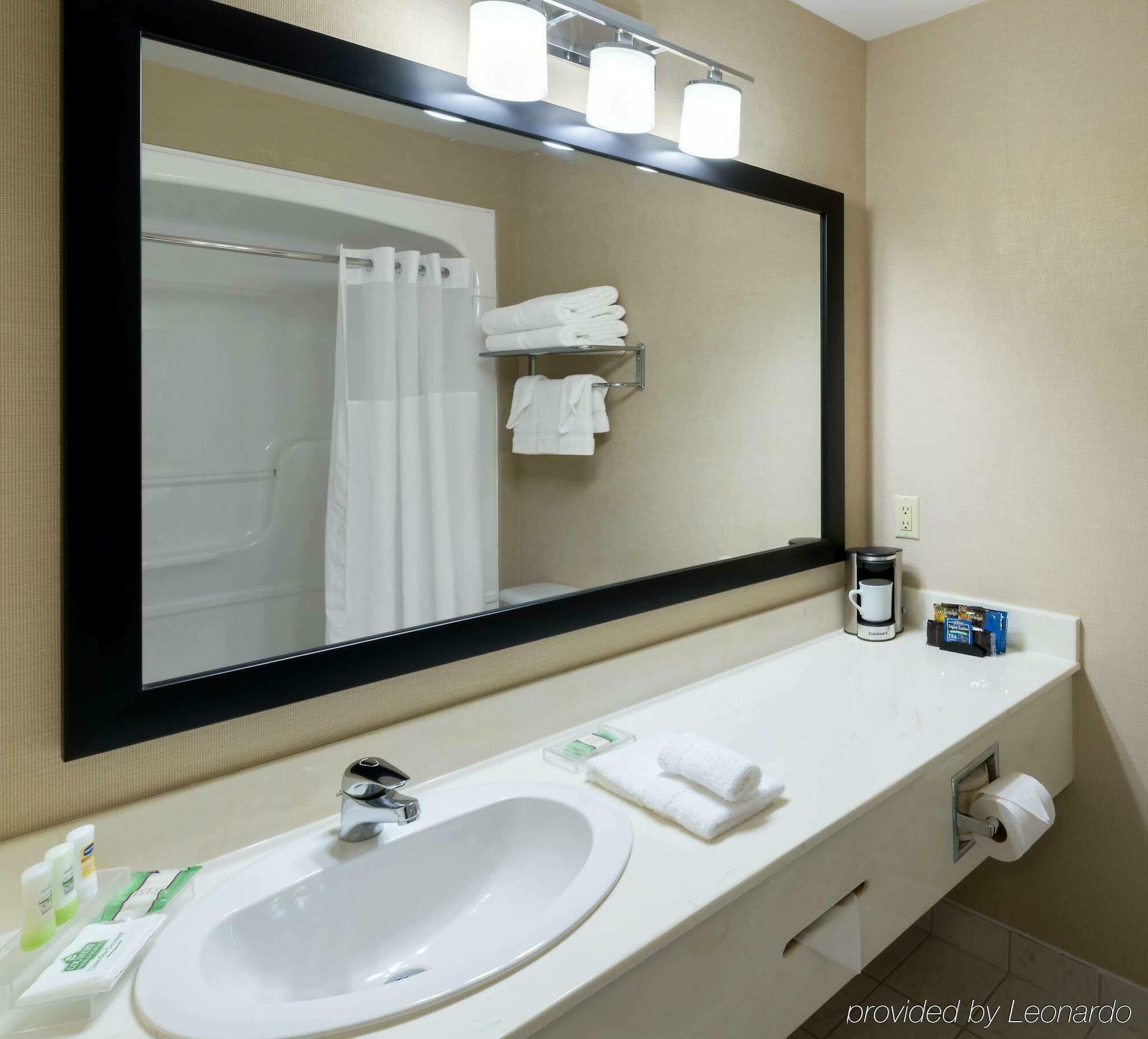 Quality Inn & Suites Oakville Zewnętrze zdjęcie